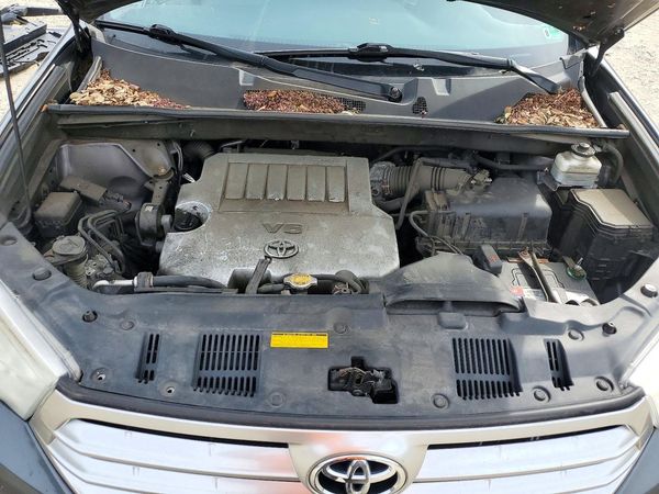 2012 TOYOTA HIGHLANDER Base/Hybrid — Engine bay
