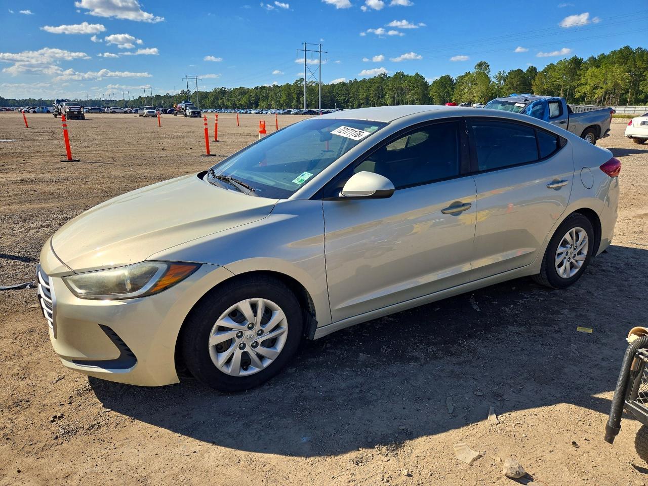 2017 HYUNDAI ELANTRA SE Base — Front 3/4