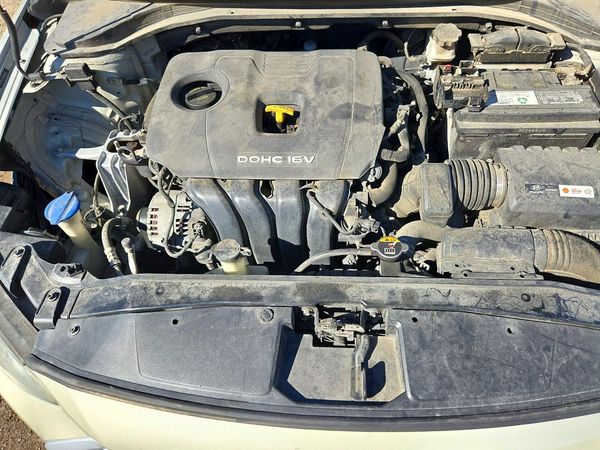 2017 HYUNDAI ELANTRA SE Base — Engine bay