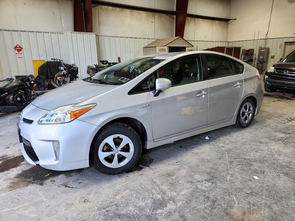 2013 TOYOTA PRIUS — Front 3/4