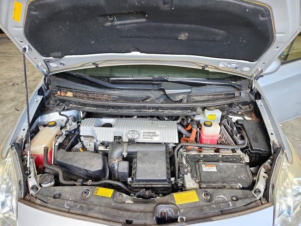 2013 TOYOTA PRIUS — Engine bay