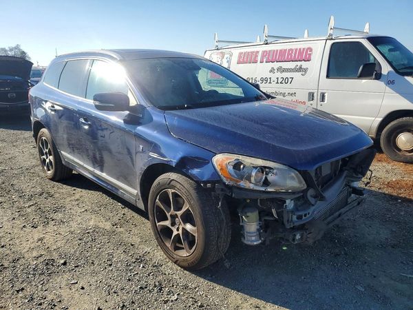 2015 VOLVO XC60 Ocean Race Platinum — Passenger 3/4