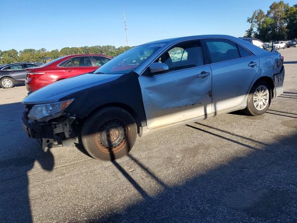 2014 TOYOTA CAMRY — Front 3/4