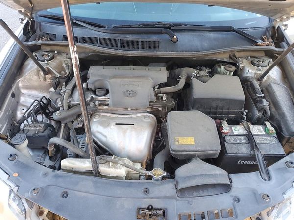 2014 TOYOTA CAMRY — Engine bay