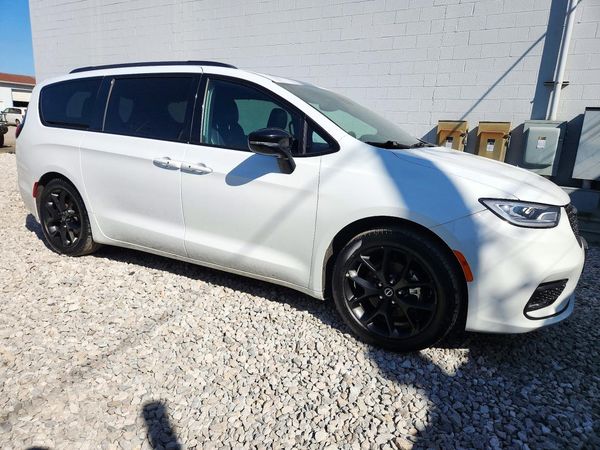 2025 CHRYSLER PACIFICA Limited — Passenger 3/4