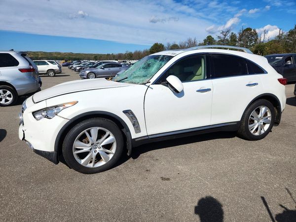 2014 INFINITI QX70 — Front 3/4