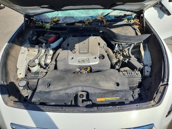 2014 INFINITI QX70 — Engine bay