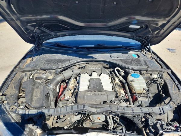 2013 AUDI A7 quattro Prestige — Engine bay