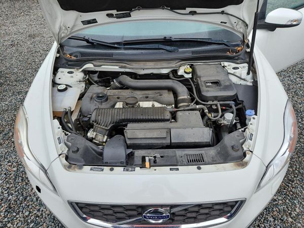 2013 VOLVO C30 — Engine bay
