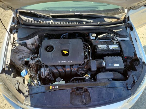 2017 HYUNDAI ELANTRA SE Base — Engine bay