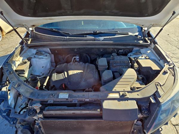 2012 KIA SORENTO GL(Middle-low grade) — Engine bay