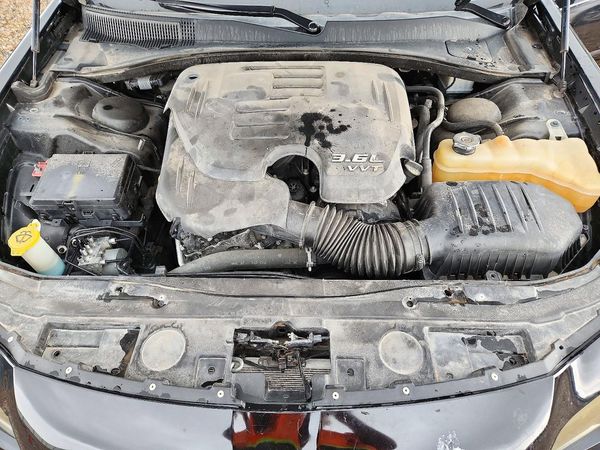 2019 CHRYSLER 300 300S — Engine bay