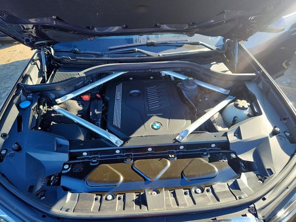2020 BMW X7 xDrive40i — Engine bay