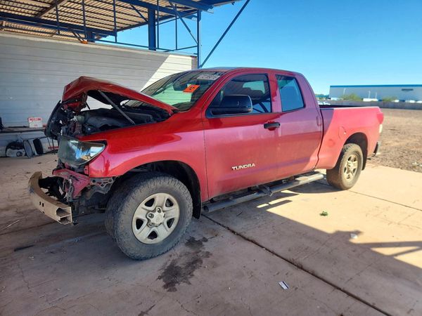 2013 TOYOTA TUNDRA SR5 — Front 3/4