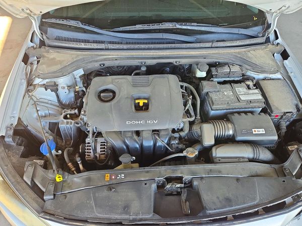 2018 HYUNDAI ELANTRA — Engine bay