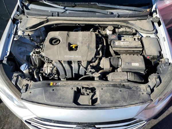 2017 HYUNDAI ELANTRA SE Base — Engine bay