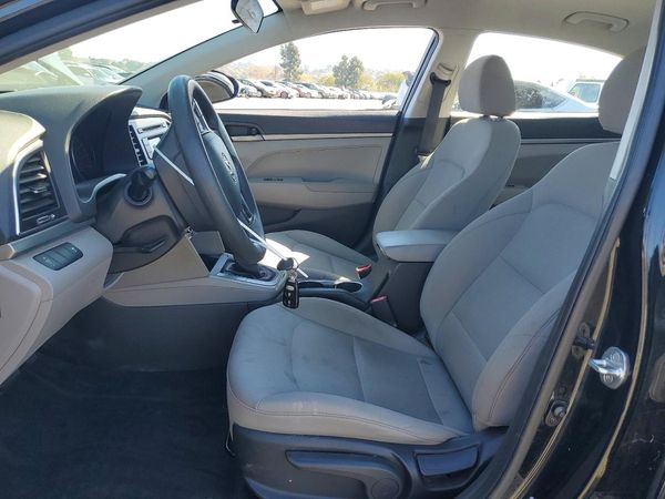 2017 HYUNDAI ELANTRA SE Base — DENT