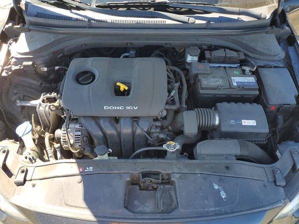 2017 HYUNDAI ELANTRA SE Base — Engine bay