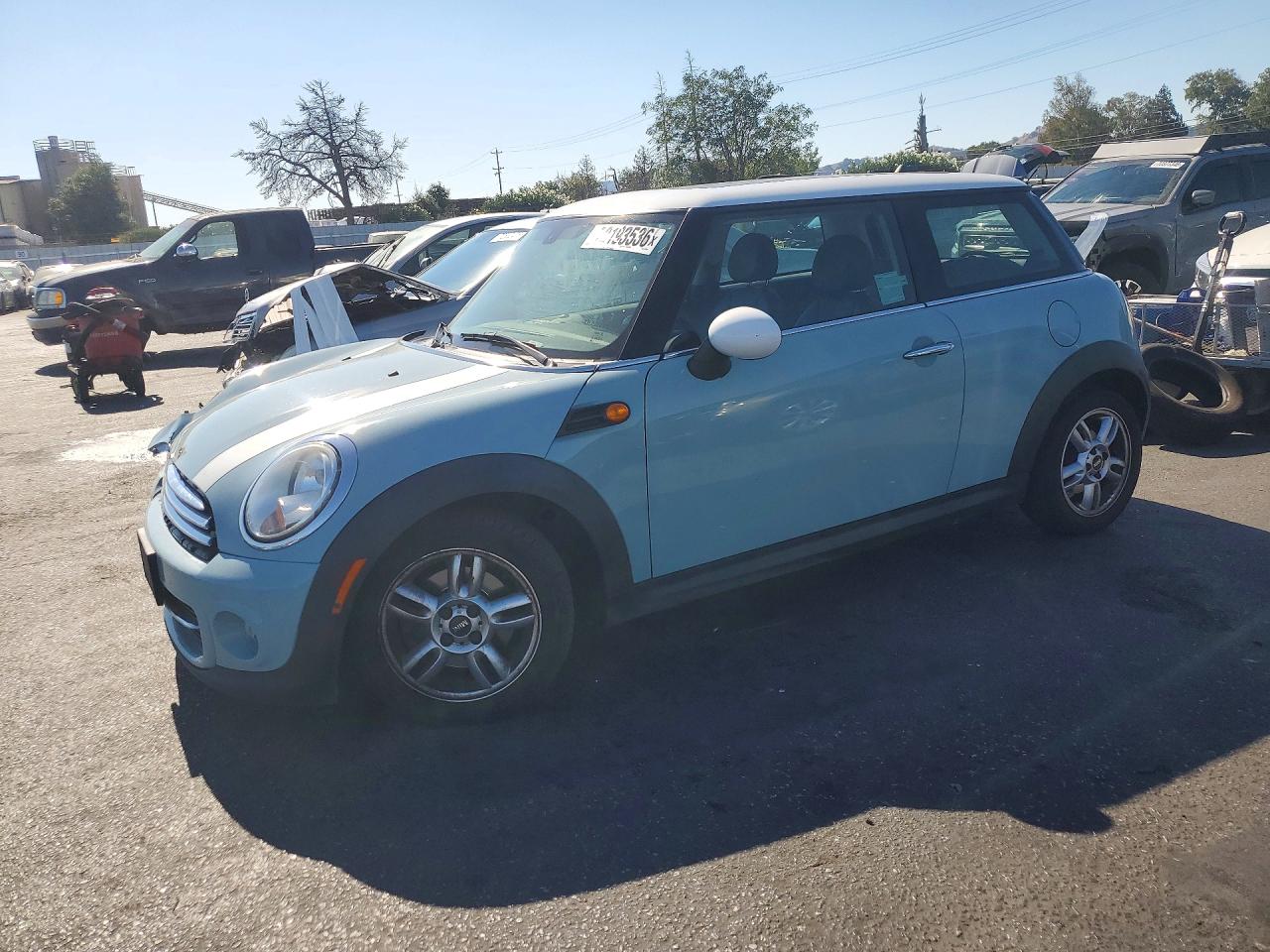 2013 MINI COOPER — Front 3/4