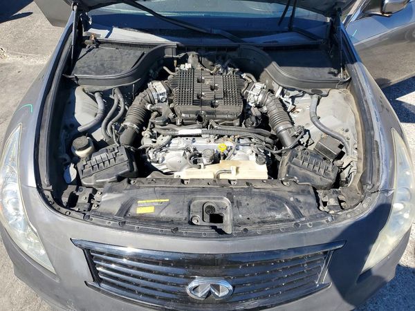 2013 INFINITI G37 — Engine bay