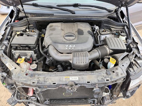 2014 JEEP CHEROKEE Overland — Engine bay