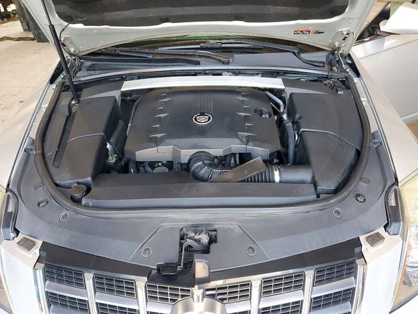 2012 CADILLAC CTS Performance — Engine bay