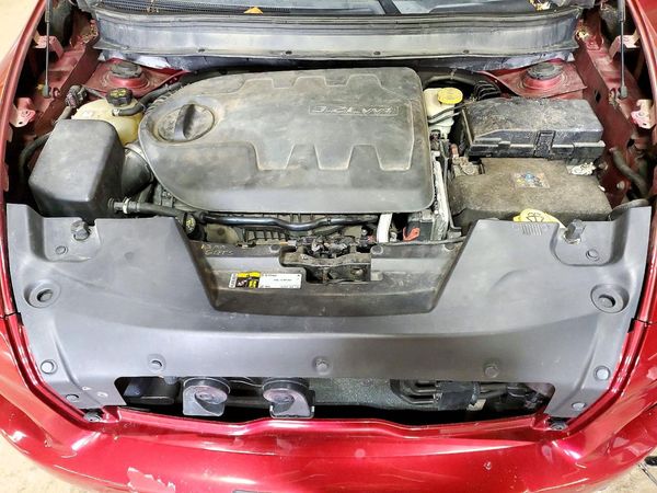 2014 JEEP CHEROKEE Latitude — Engine bay