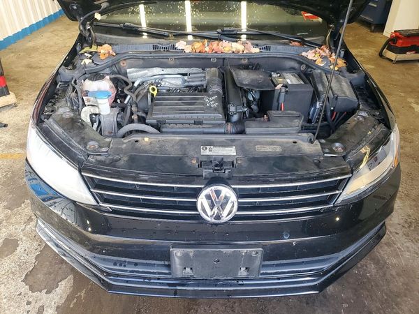 2017 VOLKSWAGEN JETTA SE — Engine bay