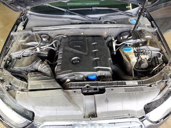 2013 AUDI A4 quattro Premium — Engine bay