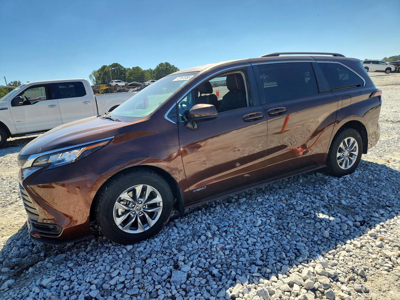 2021 TOYOTA SIENNA LE Plus Package — Front 3/4