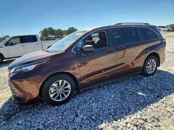 2021 TOYOTA SIENNA LE Plus Package — Front 3/4