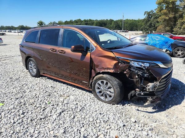 2021 TOYOTA SIENNA LE Plus Package — Passenger 3/4