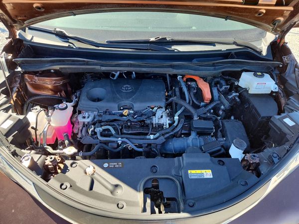 2021 TOYOTA SIENNA LE Plus Package — Engine bay