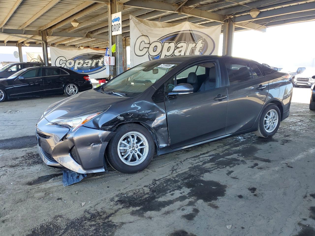 2016 TOYOTA PRIUS — Front 3/4