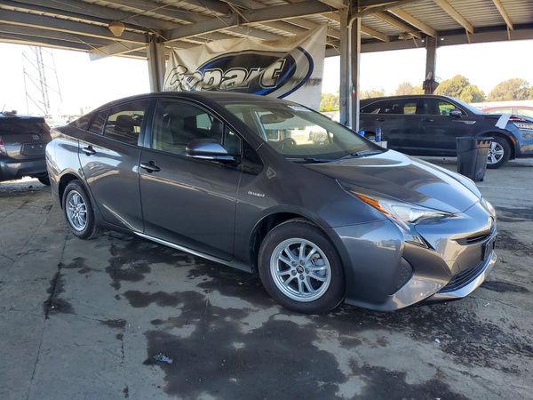 2016 TOYOTA PRIUS — Passenger 3/4
