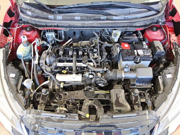 2021 NISSAN KICKS SR — Engine bay