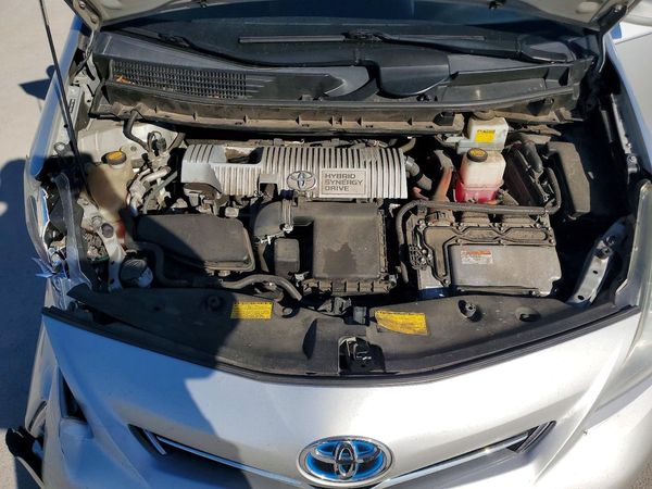2012 TOYOTA PRIUS — Engine bay
