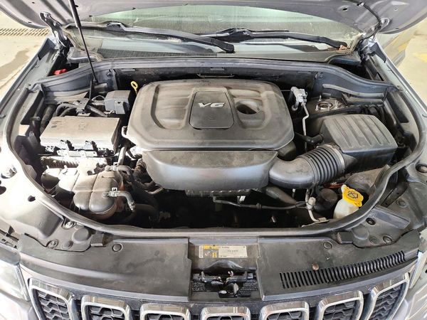 2018 JEEP GRAND CHEROKEE Limited — Engine bay