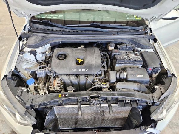 2017 HYUNDAI ELANTRA — Engine bay