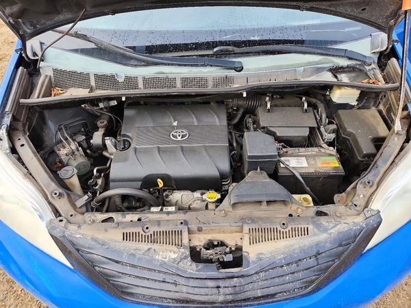 2015 TOYOTA SIENNA — Engine bay
