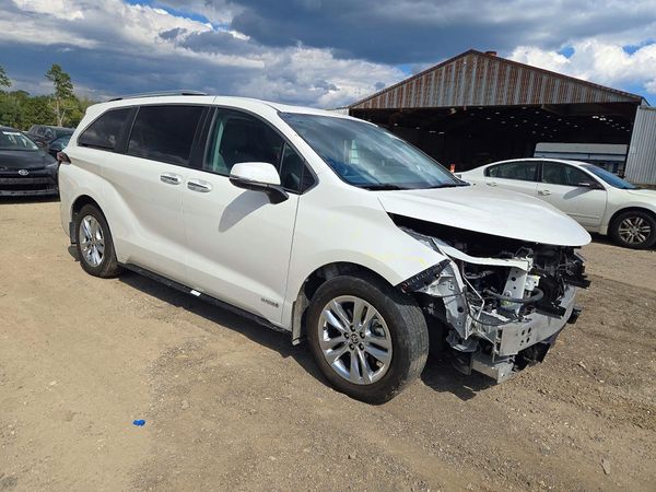 2021 TOYOTA SIENNA Limited — Passenger 3/4