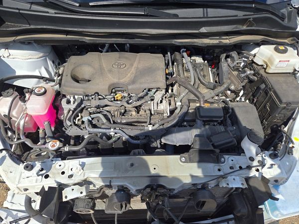 2021 TOYOTA SIENNA Limited — Engine bay