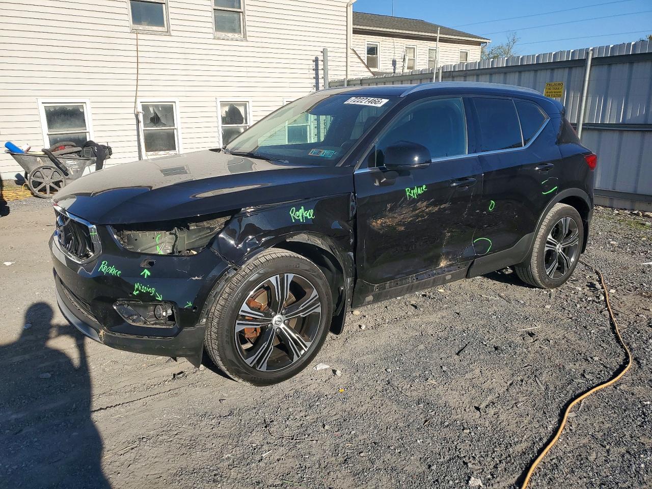 2020 VOLVO XC40 Inscription — Front 3/4