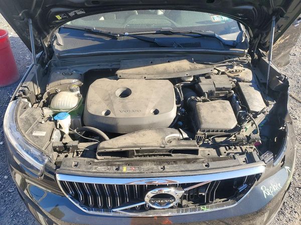 2020 VOLVO XC40 Inscription — Engine bay