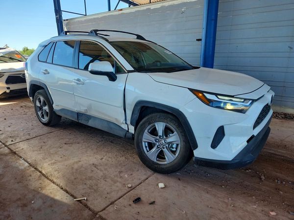 2025 TOYOTA RAV4 XLE — Passenger 3/4