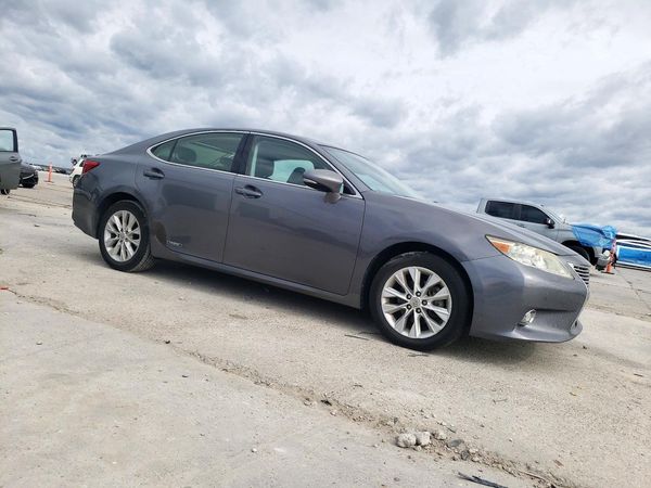 2014 LEXUS ES 300h — Passenger 3/4