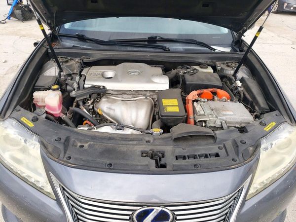 2014 LEXUS ES 300h — Engine bay