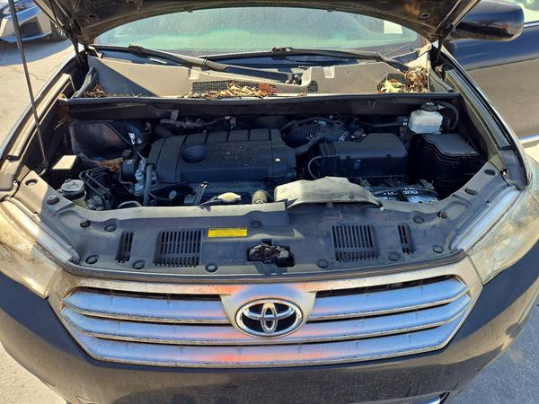 2013 TOYOTA HIGHLANDER Base/Hybrid — Engine bay