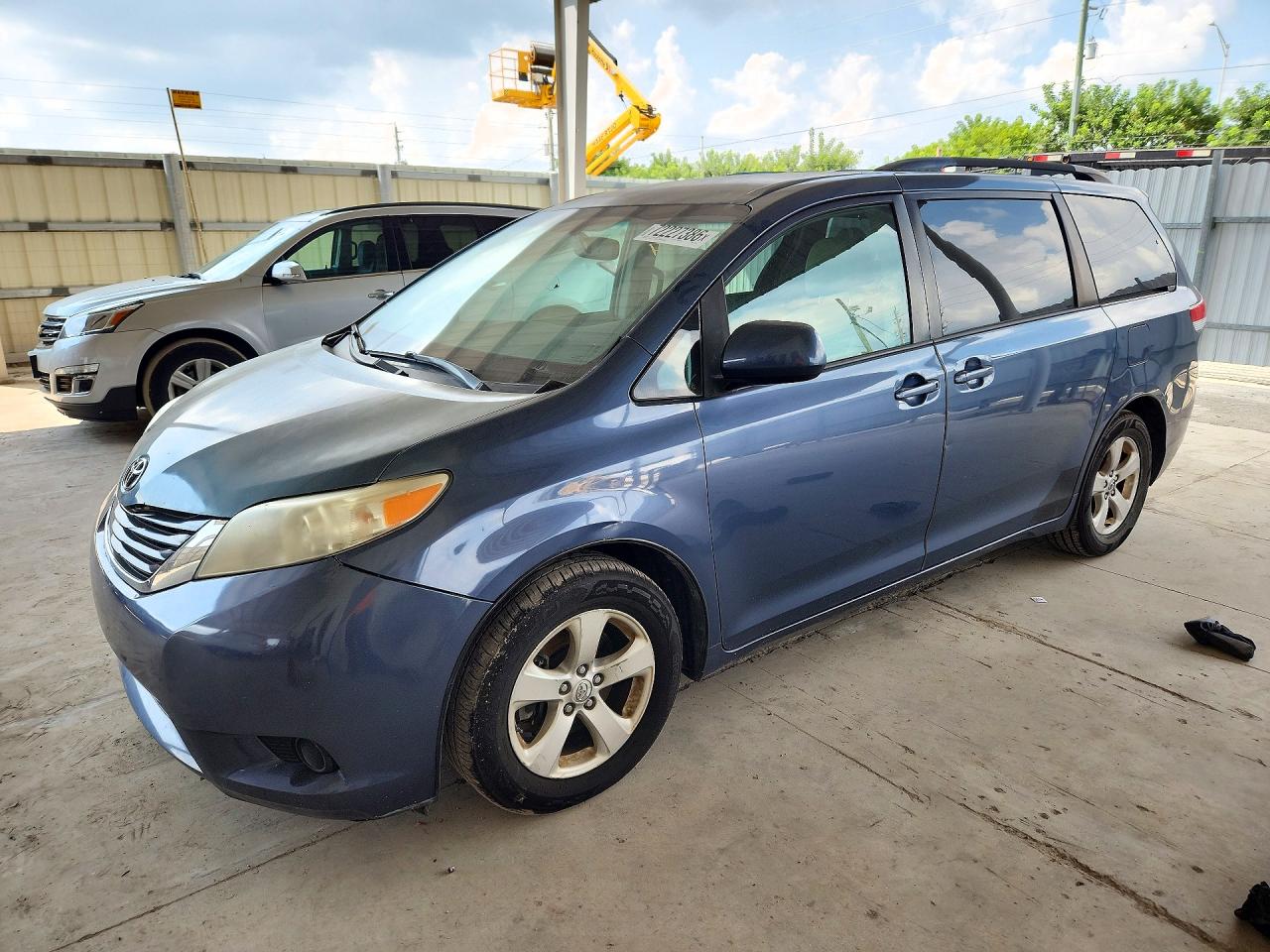 2014 TOYOTA SIENNA — Front 3/4