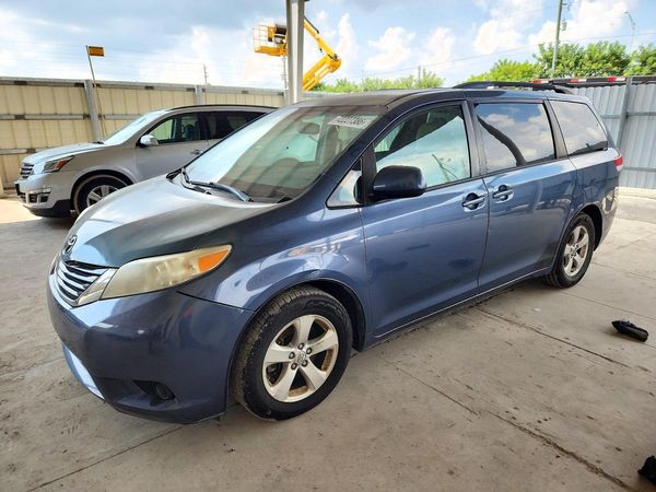 2014 TOYOTA SIENNA — DSFA — Front 3/4